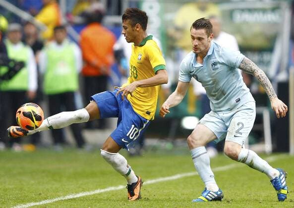 PORTO ALEGRE, RS - 09 06 2013: Brasilien vs Frankreich - Neymar vs Mathieiu Debuchy - Arena do Gremio. ( x(134)xRodolfoxBuhrerx xLaxImagemx  (17020)