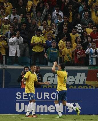 PORTO ALEGRE, RS - 09 06 2013: Brasilien vs Frankreich - Tor durch Hernanes - Arena do Gremio. ( x(326)xCarlosxEduardoxdexQuadrosx  (17020)