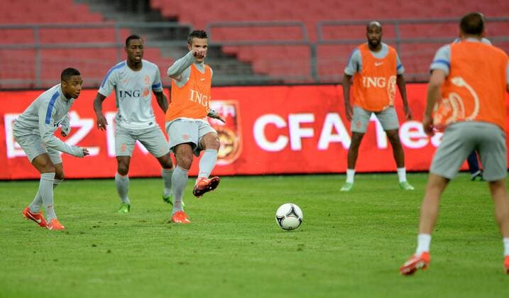 (130610) -- BEIJING, June 10, 2013 (Xinhua) -- Dutch soccer player Robin van Persie (C) attends a training session at the Workers Stadium in Beijing, capital of China, June 10, 2013. The visiting Dutch national soccer team will play a friendly match with the Chinese national team in Beijing on June 11. (Xinhua Guo Yong) (SP)CHINA-BEIJING-FRIENDLY SOCCER MATCH-NETHERLANDS VS CHINA-TRAINING (CN) 