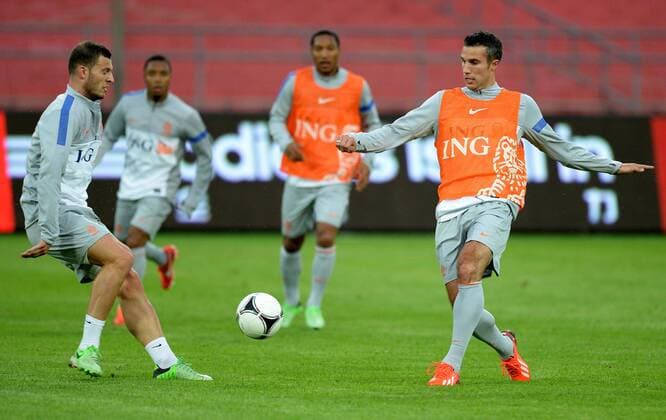 (130610) -- BEIJING, June 10, 2013 (Xinhua) -- Dutch soccer player Robin van Persie (R) attends a training session at the Workers Stadium in Beijing, capital of China, June 10, 2013. The visiting Dutch national soccer team will play a friendly match with the Chinese national team in Beijing on June 11. (Xinhua Guo Yong) (SP)CHINA-BEIJING-FRIENDLY SOCCER MATCH-NETHERLANDS VS CHINA-TRAINING (CN) 