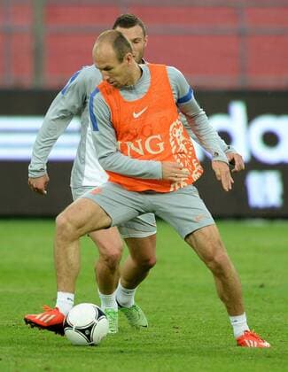 (130610) -- BEIJING, June 10, 2013 (Xinhua) -- Dutch soccer player Arjen Robben (front) attends a training session at the Workers Stadium in Beijing, capital of China, June 10, 2013. The visiting Dutch national soccer team will play a friendly match with the Chinese national team in Beijing on June 11. (Xinhua Guo Yong) (SP)CHINA-BEIJING-FRIENDLY SOCCER MATCH-NETHERLANDS VS CHINA-TRAINING (CN) 