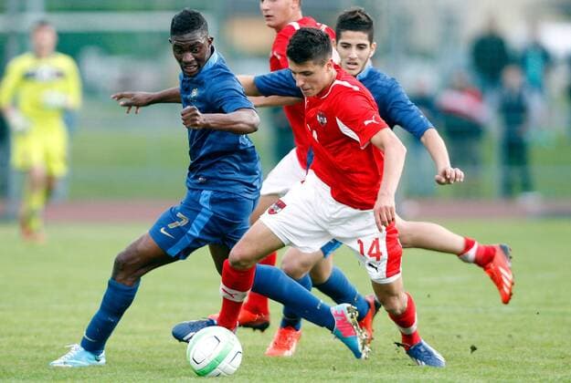FUSSBALL - UEFA U19 EM 2013, Quali, AUT vs FRA TRAISKIRCHEN,AUSTRIA,10.JUN.13 - FUSSBALL - UEFA U19 Europameisterschaft 2013, Qualifikation, ÖFB Länderspiel, Österreich vs Frankreich. Bild zeigt Hadi Sacko (FRA) und Alessandro Schoepf (AUT). 