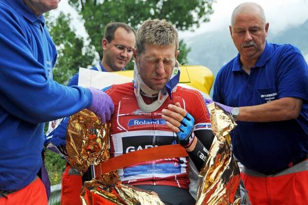 Schwerer Sturz bei Tour de France Mitfavorit Ryder HESJEDAL ( CAN Garmin - Sharp ) - Aktion - quer - Event: Tour de Suisse 2013 - 3.Etappe: Montreux nach Meiringen 203.3 km - Location: Schweiz - Europa - Datum: 10.06.2013