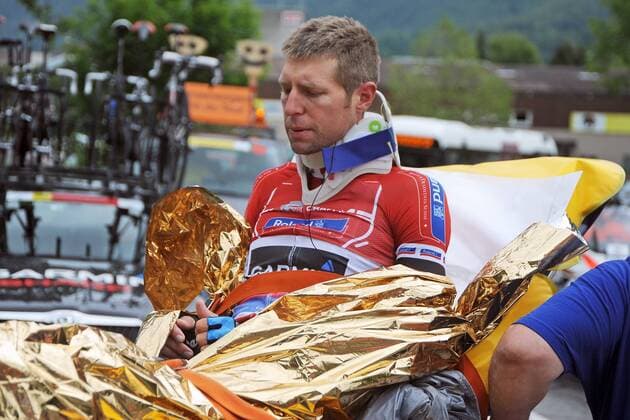 Schwerer Sturz bei Tour de France Mitfavorit Ryder HESJEDAL ( CAN Garmin - Sharp ) - Aktion - quer - Event: Tour de Suisse 2013 - 3.Etappe: Montreux nach Meiringen 203.3 km - Location: Schweiz - Europa - Datum: 10.06.2013