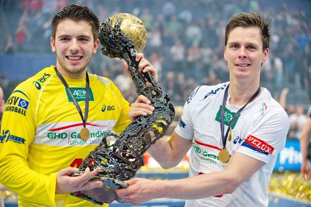 TW Torwart Max Henri HERRMANN (HH, l.) und Hans LINDBERG (HH), mit Goldmedaillen, präsentieren die Siegestrophäe; Siegerehrung; Finale, final, FC Barcelona (Barca) - HSV Hamburg (HH) 29:30 nach Verlängerung, am 02.06.2013 Handball Champions League Final Four, 01. 02.06.2013 in Köln Deutschland