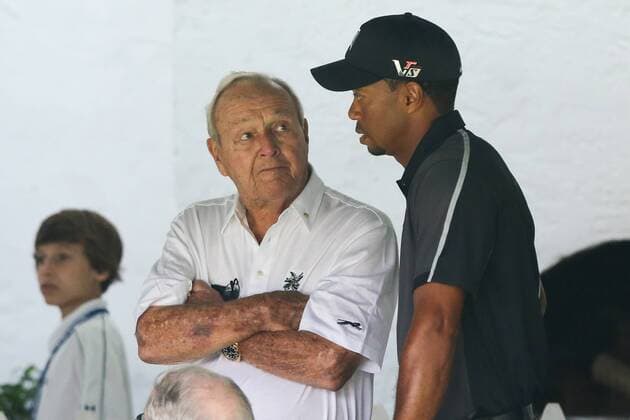 June 11 2013: Tiger Woods has a discussion with Arnold Palmer on the Club House porch before the start of his tuesday practice round at the 2013 U.S. Open hosted by Merion Golf Club in Ardmore, PA. GOLF: JUN 11 PGA Golf Herren - U.S. Open - Tuesday Practice Round Icon20325887 EDITORIAL USE ONLY