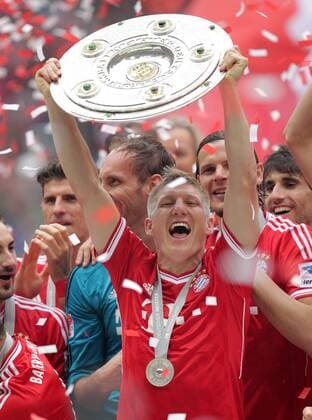 Samstag 11.05.2013, 1. Bundesliga Saison 12 13 - 33. Spieltag in München, FC Bayern München - Der FC Bayern München feiert die Deutsche Meisterschaft. Bastian Schweinsteiger (FCB) mit der Meisterschale DeFodi028