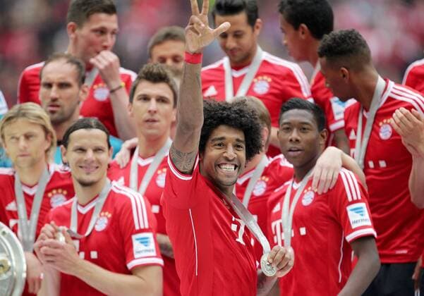 Samstag 11.05.2013, 1. Bundesliga Saison 12 13 - 33. Spieltag in München, FC Bayern München - Der FC Bayern München feiert die Deutsche Meisterschaft. Dante (FCB) DeFodi028