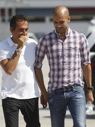 FC Barcelona s coach Pep Guardiola (Barca) talks to Manuel Estiarte. xFRANCESCxADELANTADOx 