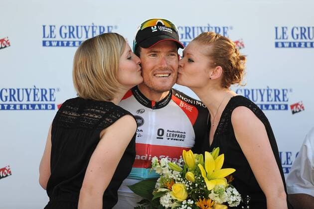 Gregory RAST ( SWI Team RadioShack - Leopard ) gewinnt endlich für die Eidgenossen eine Etappe und erhält Siegerküsse der Hostessen - Podium - Jubel - Freude - Emotionen - Aktion - quer - Event: Tour de Suisse 2013 - 6.Etappe: Leuggern nach Meilen 187.9 km - Location: Schweiz - Europa - Datum: 13.06.2013