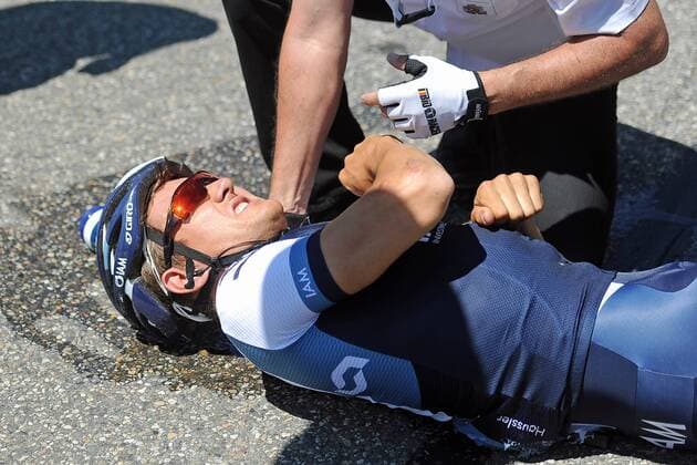 Schwerer Sturz bei Heinrich HAUSSLER ( AUS IAM Cycling Team ) der das Rennen aufgeben musste - Aktion - quer - Event: Tour de Suisse 2013 - 6.Etappe: Leuggern nach Meilen 187.9 km - Location: Schweiz - Europa - Datum: 13.06.2013