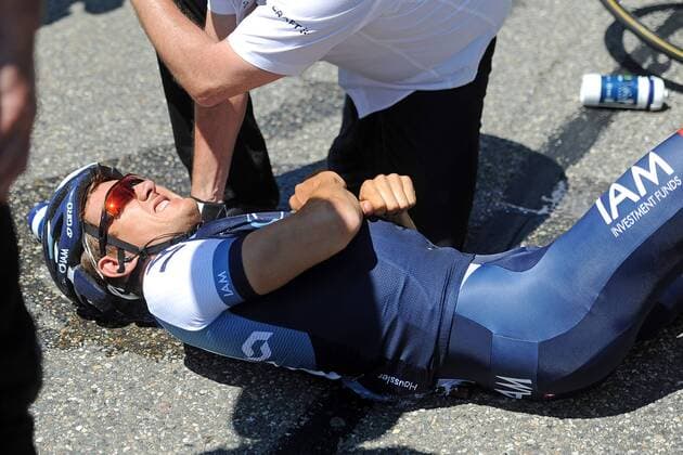 Schwerer Sturz bei Heinrich HAUSSLER ( AUS IAM Cycling Team ) der das Rennen aufgeben musste - Aktion - quer - Event: Tour de Suisse 2013 - 6.Etappe: Leuggern nach Meilen 187.9 km - Location: Schweiz - Europa - Datum: 13.06.2013