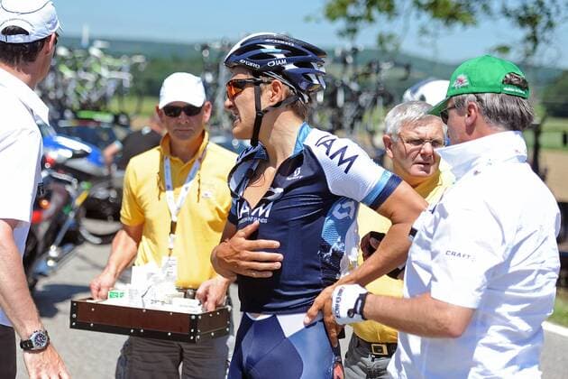 Schwerer Sturz bei Heinrich HAUSSLER ( AUS IAM Cycling Team ) der das Rennen aufgeben musste - Aktion - quer - Event: Tour de Suisse 2013 - 6.Etappe: Leuggern nach Meilen 187.9 km - Location: Schweiz - Europa - Datum: 13.06.2013