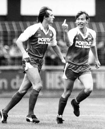 Jubel von Uwe Höfer (re.) und Günter Franusch (beide Kickers Offenbach)