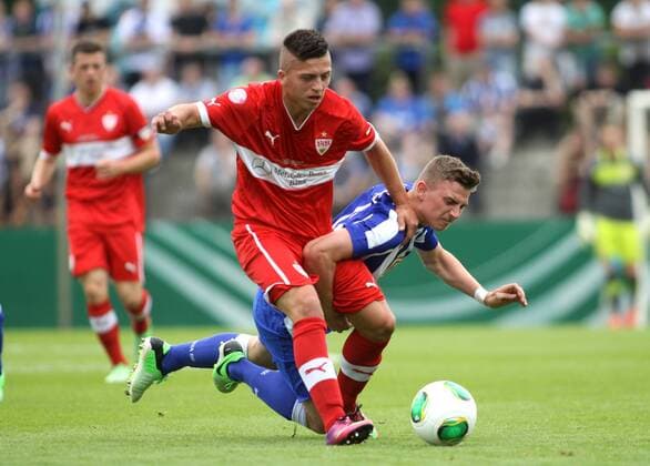 Berlin, Deutschland 15. Juni 2013: Finale B-Junioren Bundesliga 2013 - Hertha BSC vs. SV VfB Stuttgart. Arianit Ferati (Stuttgart) im Zweikampf gegen Marcel Rausch (Hertha) sw