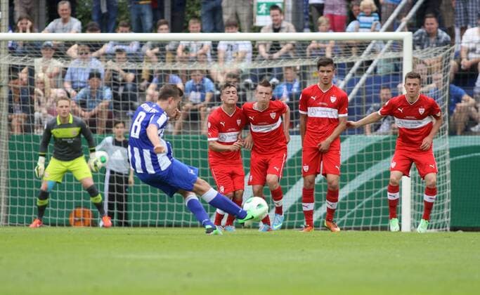 Berlin, Deutschland 15. Juni 2013: Finale B-Junioren Bundesliga 2013 - Hertha BSC vs. SV VfB Stuttgart. Freistoss Dominik Pelivan (Hertha) sw