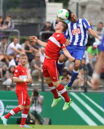 Berlin, Deutschland 15. Juni 2013: Finale B-Junioren Bundesliga 2013 - Hertha BSC vs. SV VfB Stuttgart. Mert Öztürk (Stuttgart) im Zweikampf gegen Shawn Krauter (Hertha) sw