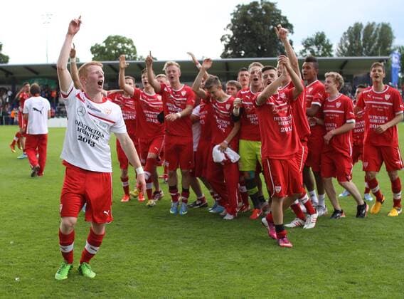 Berlin, Deutschland 15. Juni 2013: Finale B-Junioren Bundesliga 2013 - Hertha BSC vs. SV VfB Stuttgart. Schlussjubel Stuttgart: Das Team vom VfB Stuttgart bejubelt den Gewinn der u17-Junioren-Meisterschaft 2013. Vorne Dominik Martinovic (Stuttgart) sw