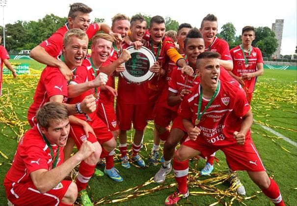 Berlin, Deutschland 15. Juni 2013: Finale B-Junioren Bundesliga 2013 - Hertha BSC vs. SV VfB Stuttgart. Das Team vom VfB Stuttgart bejubelt den Gewinn der u17-Junioren-Meisterschaft 2013. sw