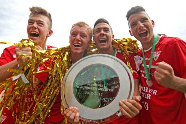 Berlin, Deutschland 15. Juni 2013: Finale B-Junioren Bundesliga 2013 - Hertha BSC vs. SV VfB Stuttgart. Das Team vom VfB Stuttgart bejubelt den Gewinn der u17-Junioren-Meisterschaft 2013. sw