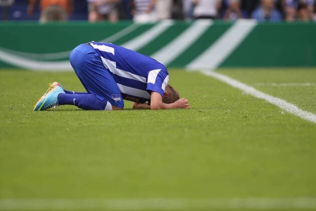 Berlin, Deutschland 15. Juni 2013: Finale B-Junioren Bundesliga 2013 - Hertha BSC vs. SV VfB Stuttgart. Max Konrad (Hertha) am Boden nach dem Spiel sw