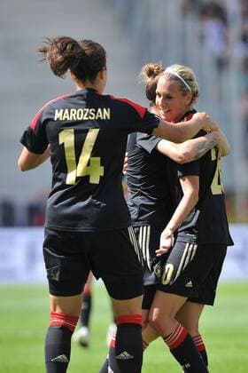 Fussball Frauen Länderspiel Deutschland - Schottland am 15.06.2013 im Stadion Essen in Essen Torjubel zum 1:0 durch Lena Goessling ( Deutschland ), hinten - Anja Mittag ( Deutschland ), mitte - Dzsenifer Marozsan ( Deutschland ), vorne