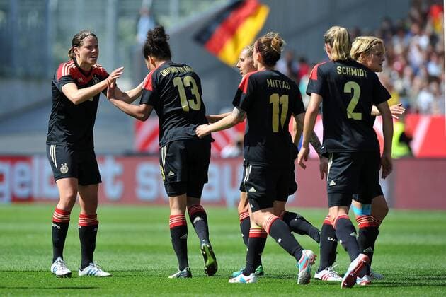Fussball Frauen Länderspiel Deutschland - Schottland am 15.06.2013 im Stadion Essen in Essen Torjubel zum 3:0 durch Celia Okoyino Da Mbabi ( Deutschland )