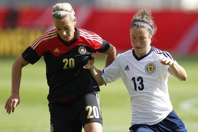Zweikampf zwischen GOESSLING Lena (DFB Frauen-Nationalmannschaft) und ROSS Jane (SWF Frauen-Nationalmannschaft Schottland), Aktion, quer, querformat, horizontal, aktion, landscape, EP_jge