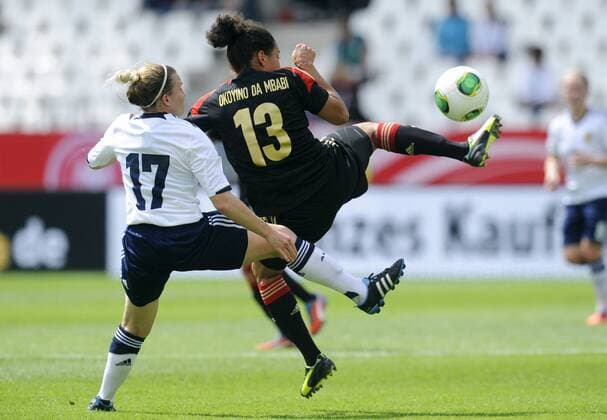 Fussball, Deutschland, Frauen-Länderspiel, Vorbereitung zur EM in Schweden, Stadion Essen: Deutschland - Schottland 3:0; Celia Okoyino Da Mbabi (Deutschland), Frankie Brown (Schottland), Aktion.