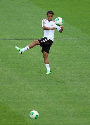 Mexico s Giovani Dos Santos participates in a training session at Maracana Stadium, in Rio de Janeiro, Brazil, on June 15, 2013. The 16-day FIFA Confederations Cup Brazil 2013 was opened in Brasilia, capital of Brazil, on June 15. (Xinhua Bao Feifei) (itm) (SP)BRAZIL-RIO DE JANEIRO-CONFEDERATIONS-MEXICO 