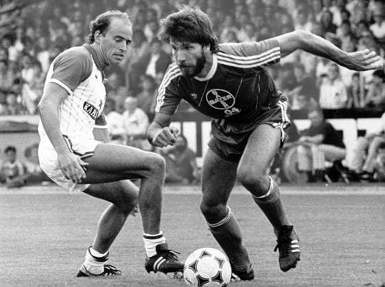 Bayer 04 Leverkusen - 1. FC Kaiserslautern 5:0 - Thomas Hörster (Leverkusen, re.) gegen Dieter Trunk (Lautern)