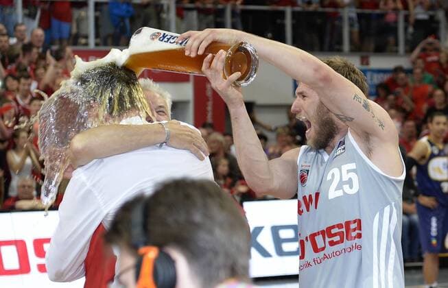 16.06.2013 - Basketball - Saison 2012 2013 - 1. Bundesliga Beko BBL - Playoff Playoffs - Finale Spiel 3 : Brose Baskets Bamberg - EWE Baskets Oldenburg - - Die Brose Baskets Bamberg sind Deutscher Meister - Anton Gavel (25, Brose Baskets Bamberg ) duscht Chris Fleming (Trainer Coach Headcoach Brose Baskets Bamberg )