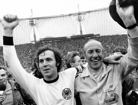 Weltmeister 1974: Franz Beckenbauer und Bundestrainer Helmut Schön (beide BR Deutschland) jubeln