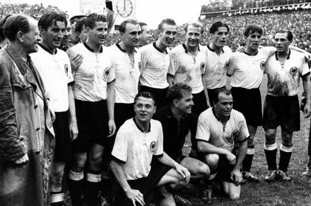 Weltmeister 1954 BR Deutschland, hi.v.li.: Bundestrainer Sepp Herberger, Fritz Walter, Helmut Rahn, Jupp Posipal, Horst Eckel, Werner Liebrich, Ottmar Walter, Hans Schäfer, Max Morlock, vorn: Karl Mai, Torwart Toni Turek und Werner Kohlmeyer