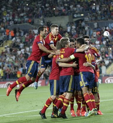 Final match of the U-21 European Cup played between Italy and Spain. In this picture, Spanish players celebration. Martin Montoya (L) und Alberto - xCARLOSxBARAJASx 
