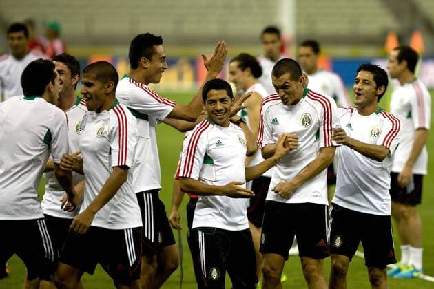 (130618) -- FORTALEZA, June 18, 2013 (Xinhua) -- Mexico s players attend a training session at the Castelao Stadium, in Fortaleza, Brazil, on June 18, 2013. Mexico will face Brazil on Wednesday, in its second match during the the FIFA Confederations Cup Brazil 2013. (Xinhua Guillermo Arias) (fnc) (sp) BRAZIL-FORTALEZA-CONFEDERATIONS-MEXICO 