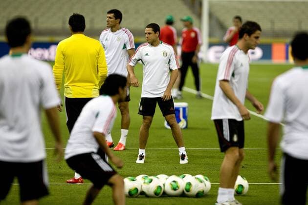 (130618) -- FORTALEZA, June 18, 2013 (Xinhua) -- Mexico s Javier Hernandez (Chicharito) (C) attends a training session at the Castelao Stadium, in Fortaleza, Brazil, on June 18, 2013. Mexico will face Brazil on Wednesday, in its second match during the the FIFA Confederations Cup Brazil 2013. (Xinhua Guillermo Arias) (fnc) (sp) BRAZIL-FORTALEZA-CONFEDERATIONS-MEXICO 