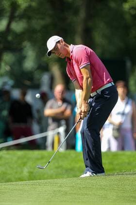 Martin KAYMER (GER) beim Chip aufs Green Freisteller, Ganzkörper, Ganzfigur, Einzelaktion, hoch , hochformat, vertikal, Aktion, EP_ckt
