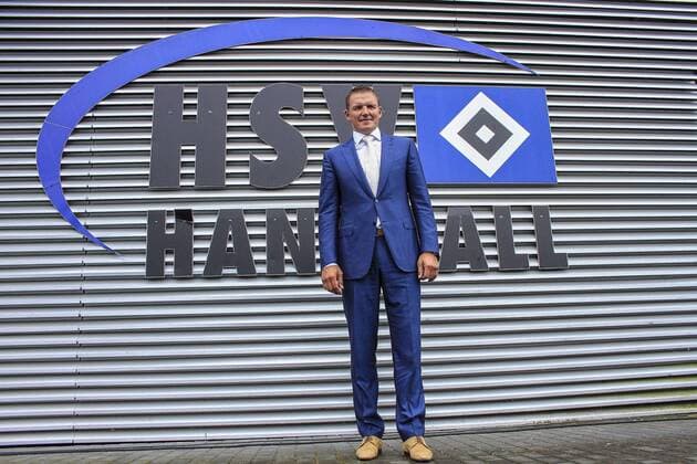 Deutschland, Hamburg, Volksbank Arena, Sportsbar, DKB Handball Bundesliga, Saison 2012 2013, HSV Handball, Vorstellung Frank Rost als Geschäftsführer und Stellungnahme zur zukünftigen HSV-Ausrichtung, Geschäftsführer Frank Rost (HSV) vor dem Vereinslogo
