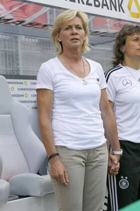 19.06.2013, Benteler-Arena, Paderborn, Frauenfussball, Länderspiel, Deutschland vs Kanada, im Bild Silvia Neid (Trainerin, Deutschland) bei der Nationalhymne GER, FSP, Deutschland vs Kanada