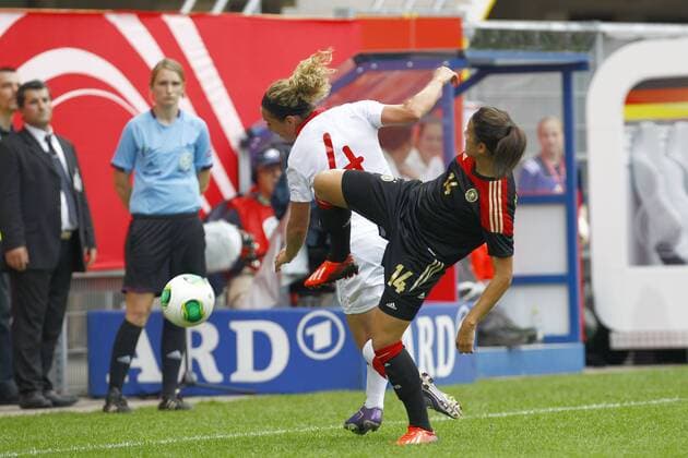 19.06.2013, Benteler-Arena, Paderborn, Frauenfussball, Länderspiel, Deutschland vs Kanada, im Bild Carmelina Moscato (4, Kanada, li.) im Zweikampf mit Dzsenifer Marozsan (14, Deutschland) GER, FSP, Deutschland vs Kanada
