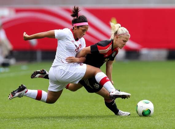 Paderborn Fußball Frauen Länderspiel Deutschland - Kanada, v.l. Desiree Scott (Kanada), Leonie Maier (GER)