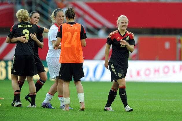 Freude nach dem Sieg bei der Mannschaft; Leonie MAIER (Deutschland, SC 07 Bad Neuenahr) (R) EP_SIPPEL