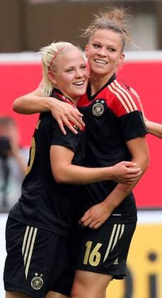 Paderborn Fußball Frauen Länderspiel Deutschland - Kanada, Jubel nach dem Tor zum 1:0 durch links Torschützin Leonie Maier (GER), rechts Melanie Leupolz (GER)