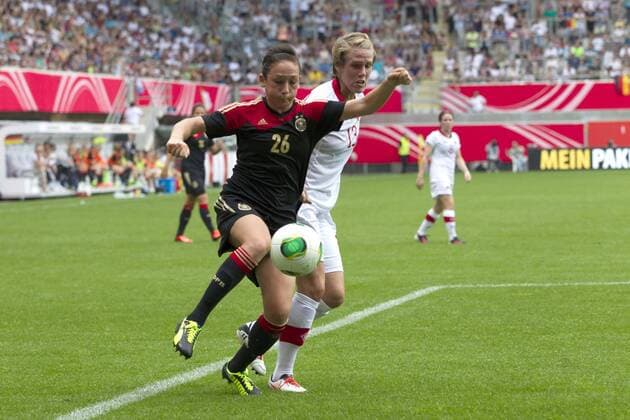 19.06.2013, Benteler-Arena, Paderborn, Frauenfussball, Länderspiel, Deutschland vs Kanada, im Bild Nadine Kessler (26, Deutschland, li.) im Zweikampf mit Sophie Schmidt (13, Kanada) GER, FSP, Deutschland vs Kanada