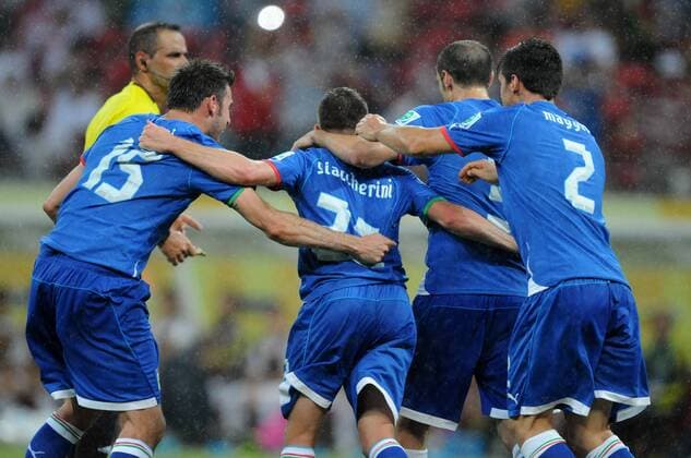 (130619) -- RECIFE, June 19, 2013 (Xinhua) -- Italy s players celebrate after scoring during the FIFA s Confederations Cup Brazil 2013 match against Japan, held Arena Pernambuco Stadium, in Recife, Brazil, on June 19, 2013. (Xinhua Nicolas Celaya) BRAZIL-RECIFE-CONFEDERATIONS-ITALY VS JAPAN 