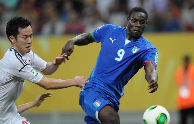 RECIFE, June 19, 2013 -- Italy s Mario Balotelli (R) vies for the ball with Maya Yoshida (L) of Japan, during the FIFA s Confederations Cup Brazil 2013 match, held in Arena Pernambuco Stadium, in Recife, Brazil, on June 19, 2013. Italy won 4-3.(Xinhua Nicolas Celaya) (itm) (SP)BRAZIL-RECIFE-CONFEDERATIONS-ITALY VS JAPAN 