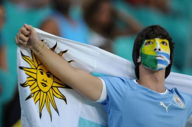 (130621) -- SALVADOR, June 20, 2013 (Xinhua) -- A fan of Uruguay waits for the FIFA s Confederations Cup 2013 match in Salvador, on June 20, 2013. (Xinhua Nicolas Celaya) (itm) (SP) SALVADOR-CONFEDERATIONS 