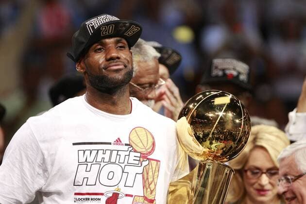 (130621) -- MIAMI, June 20, 2013 (Xinhua) -- LeBron James of Miami Heat holds the trophy after the game 7 of the NBA Basketball Herren USA finals against San Antonio Spurs in Miami, the United States on June 20, 2013. Heat defeated Spurs 95-88 and won the champion. (Xinhua Song Qiong) (SP)US-MIAMI-NBA-FINALS-GAME 7 