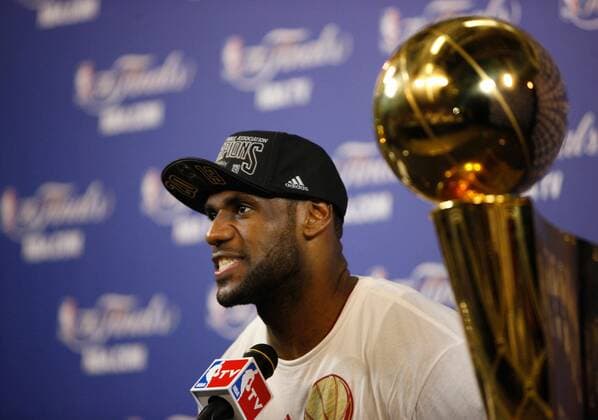(130621) -- MIAMI, June 20, 2013 (Xinhua) -- LeBron James of Miami Heat speaks during the press conference after the game 7 of the NBA Basketball Herren USA finals against San Antonio Spurs in Miami, the United States on June 20, 2013. Miami Heat won 95-88 and claimed the champion by 4-3. (Xinhua Song Qiong) (lm) (SP)US-MIAMI-NBA-FINALS-GAME 7-PRESS 